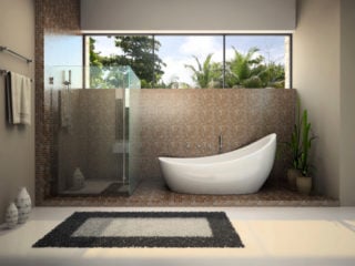 现代主浴室设有步入式淋浴间和镶嵌在马赛克瓷砖上的独立式拖鞋浴缸。