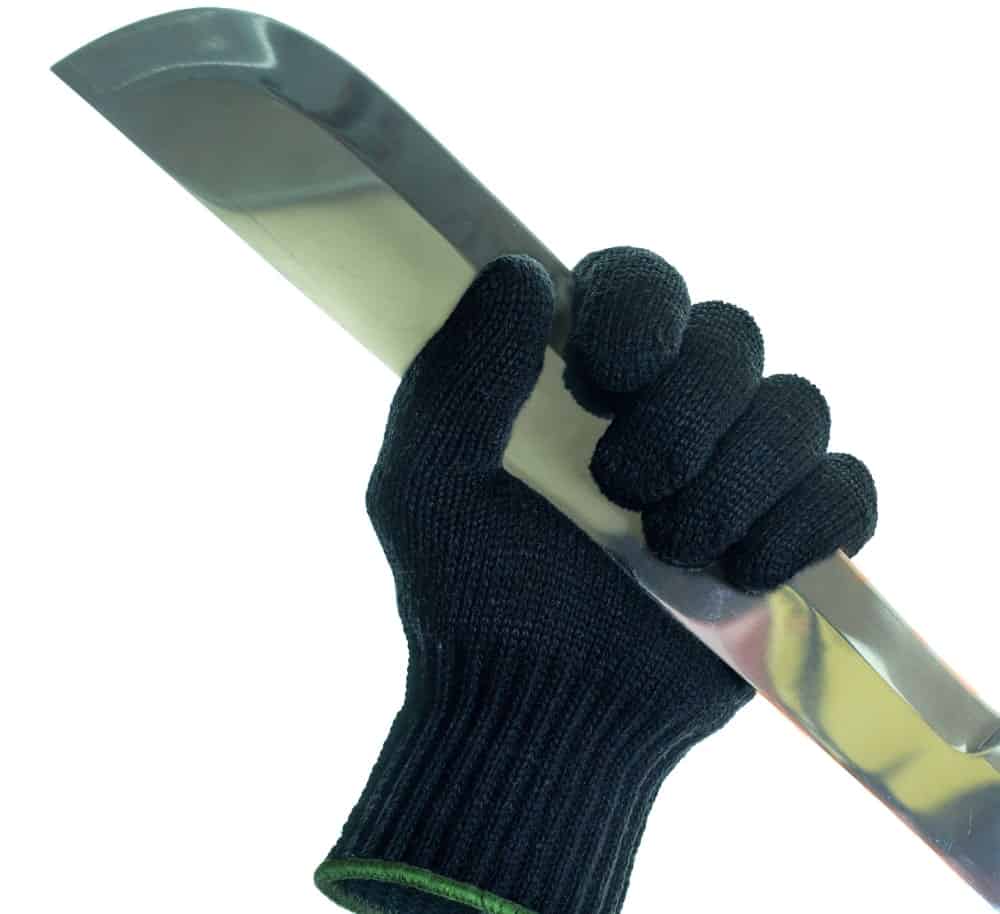 防手手套握着一把大刀。