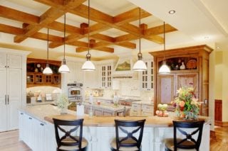 35厨房设计趋势与惊人的暴露木制天花板