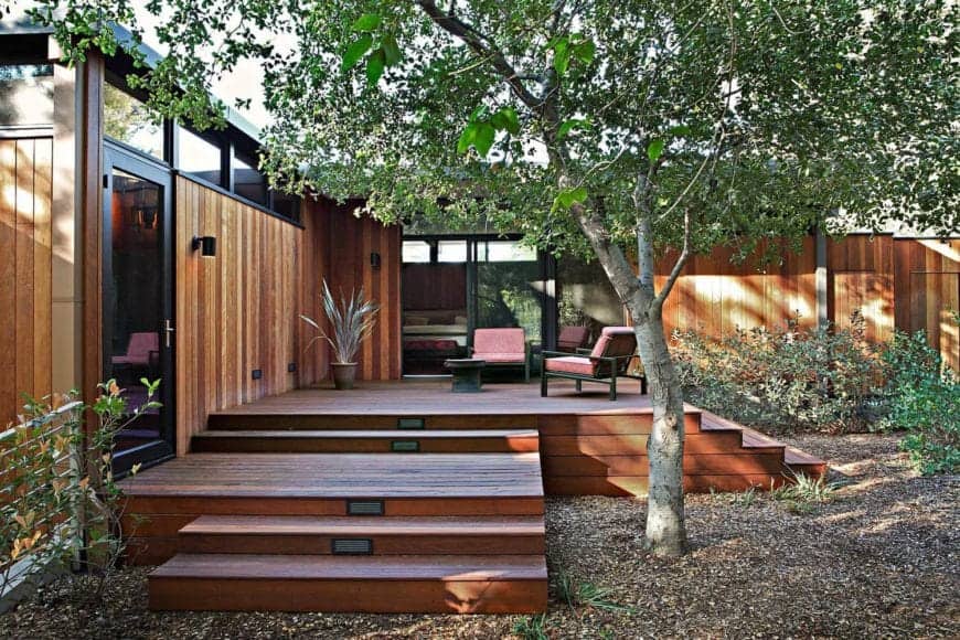 红木的外表和甲板,导致森林像花园让家里看起来像一个自然环境的一部分。