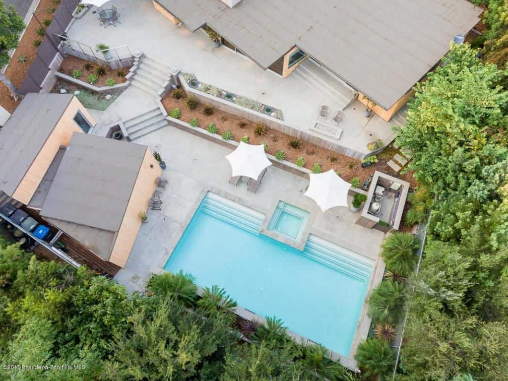 鸟瞰图的巨大的院子里有游泳池,优雅的楼梯,后院的热带植物。