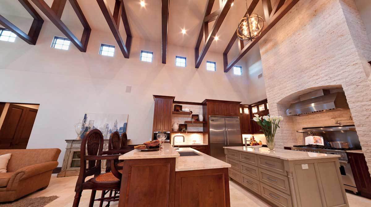 室内大房间的托斯卡纳风格的房子与广泛的木制品
