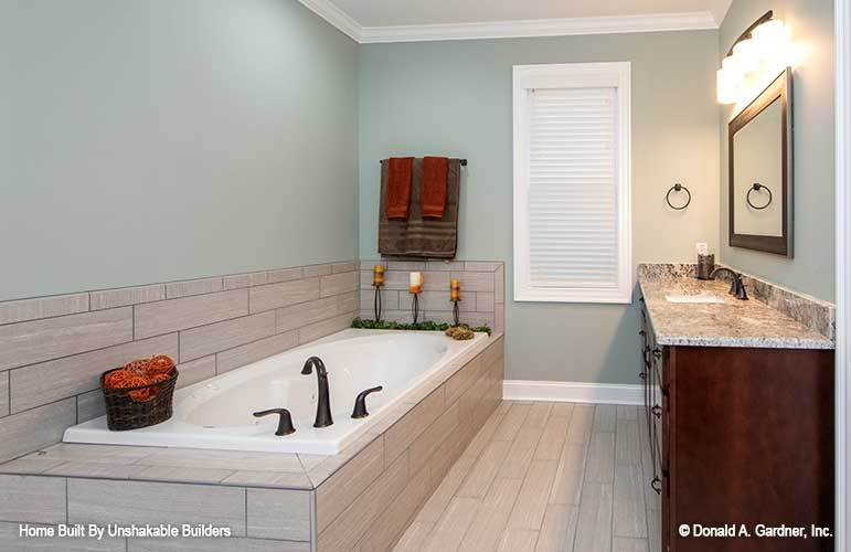 主浴室包括一个带锻铁固定装置和瓷砖环绕的深浴缸。