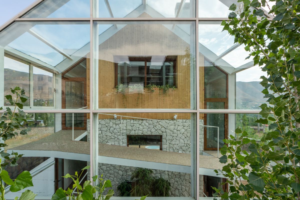 北部的正面以玻璃室为特色，创造了房子内部的透明视野。