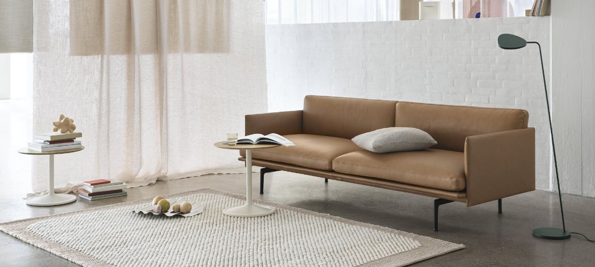简单的客厅设置了可爱的Muuto皮革沙发