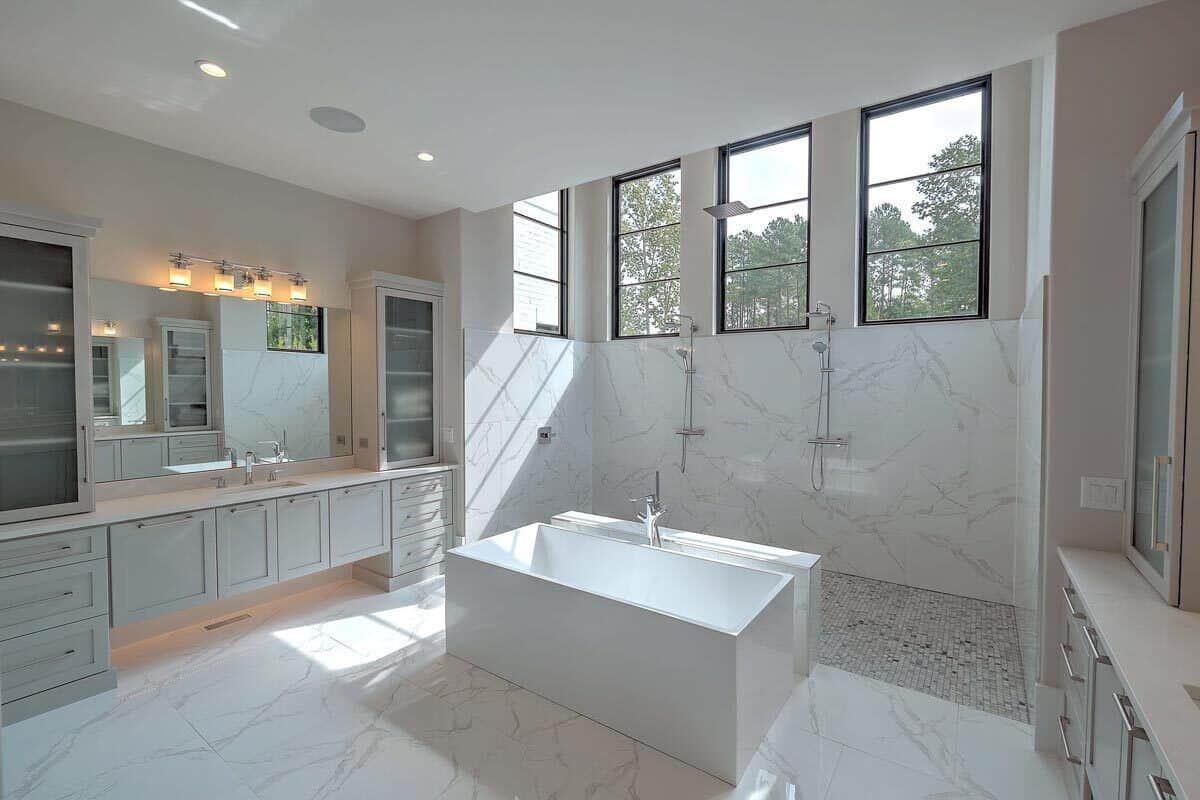 一间步入式淋浴间由大窗户采光，完成了主浴室的装修。