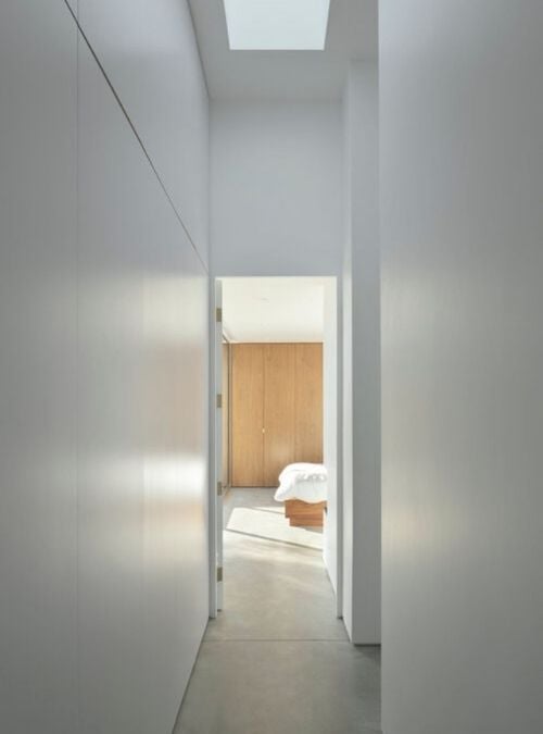 室内走廊通往卧室的照片,展示走廊的主要焦点。