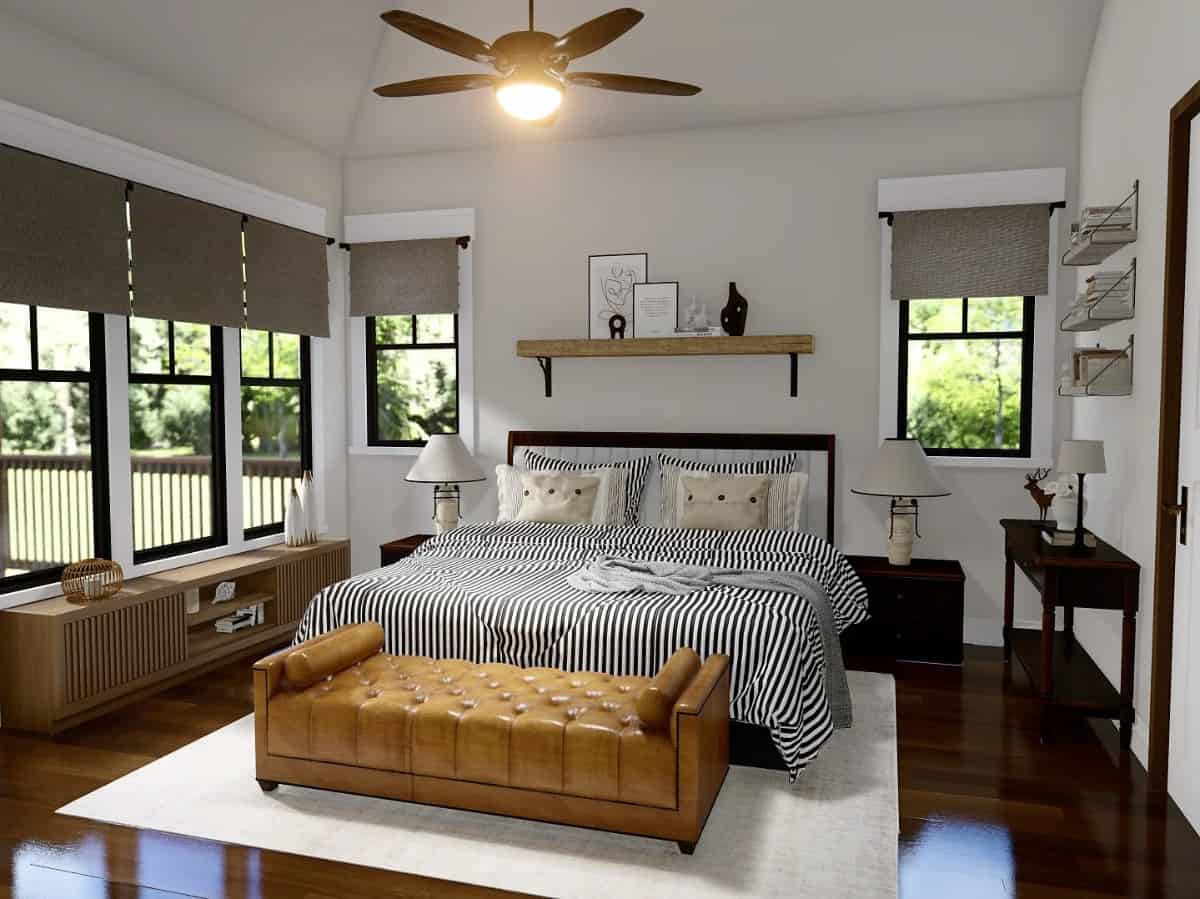 主卧室，抛光硬木地板，皮革绒床，和大窗户俯瞰覆盖露台。